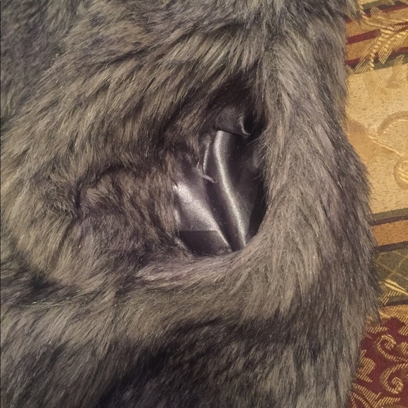 Romeo & Juliet Faux Fur Vest - Picture 3 of 7